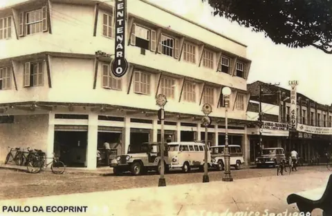 Hotel Centenário na Praça Teodomiro Santiago