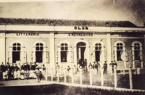 Clube Literário e Recreativo Itajubense, fundado em 17 de maio de 1897. Prédio primitivo, na Praça Cesário Alvim