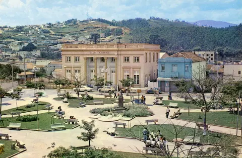 Praça Teodomiro Santiago e Clube Itajubense