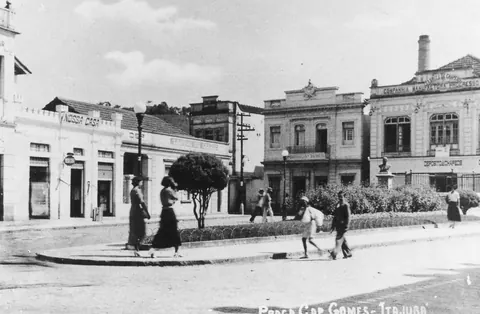 Antiga Praça Cap. Gomes - Atual Praça Wenceslau Brás.