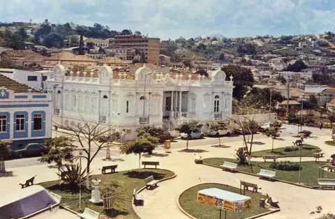 Praça Theodomiro Santiago e o palacete de D.Amélia Cândida Vianna Braga