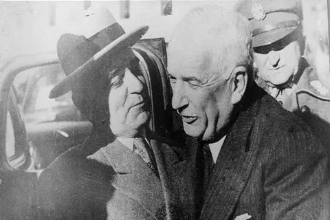 Getúlio Vargas com o itajubense Wenceslau. Ao fundo, encontra-se o General Dutra.