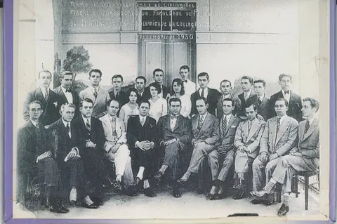 A última turma de farmacêuticos e de dentistas diplomados pela Faculdade de Farmácia e de Odontologia de Itajubá, em dezembro de 1930. Sentados estão professores dessa extinta Esco