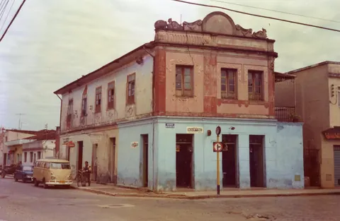 VELHA DEMOLIDA - Existiu no bairro urbano da Avenida, em frente à padaria Soberana, ora também demolida. Fotografia de 1983, feita por Vigorelli.