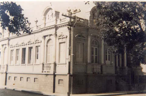 Palacete de Dona Amélia Braga e depois do Cel. Alcides Faria na praça Teodomiro Santiago