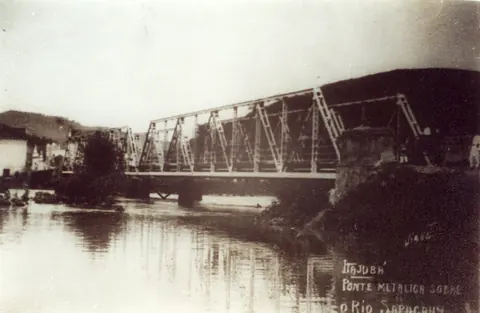 Ponte metálica sobre o rio Sapucaí