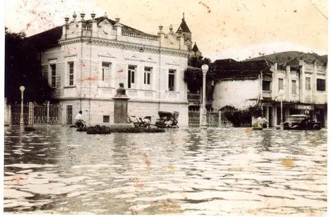Enchente na praça Wenceslau Brás, em frente a casa Rosa