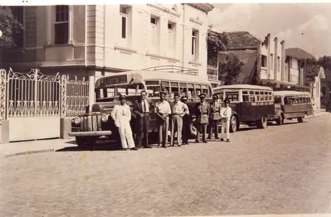 Ônibus em frente a Casa Rosa
