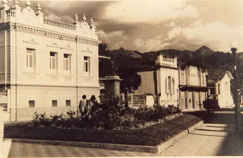 Residência na praça Wenceslau Braz, conhecida por "Casa Cor-de-Rosa"