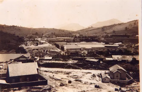 Rua Dona Márcia Carneiro no bairro Boa Vista em 1920 com a 1ª Igreja presbiteriana em construção