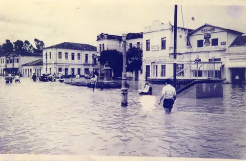 Enchente em 1957 na antiga Praça Cap. Gomes - Atual Praça Wenceslau Brás.