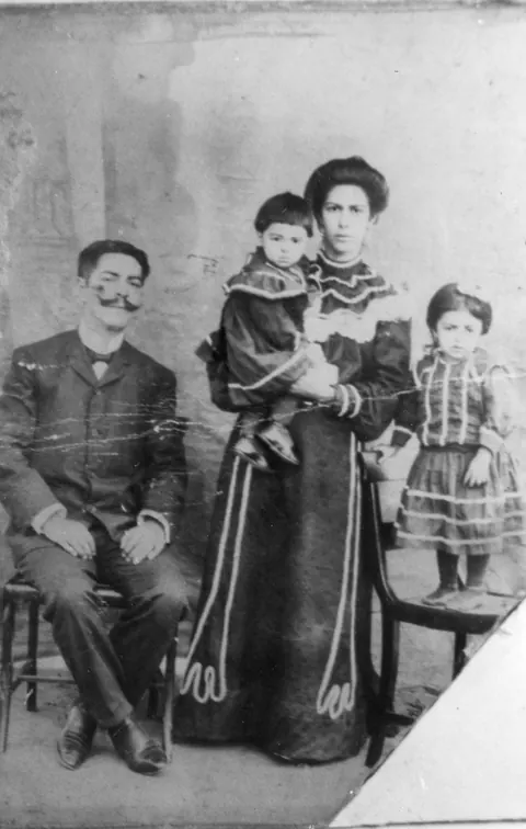 Coronel Firmo da Motta Paes, sua esposa Maria Luzia da Motta Paes e os dois primeiros filhos do casal: Maria Ribeiro de Oliveira e Motta Paes (na cadeira) e Firmo da Motta Paes em Camanducaia (Tenente do Exército) nos braços de sua mãe