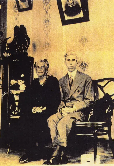 Theodomiro Carneiro Santiago e D. Lucinda Guimarães Pereira Santiago, sua santa extremosa mãe