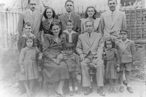Genuíno, Aparecida, Heleno, Guimelda, Estela, Lucio, Caleb, Celeste, Aurora, Fernando e Genuíno (pai) -> Família Ribeiro de Melo