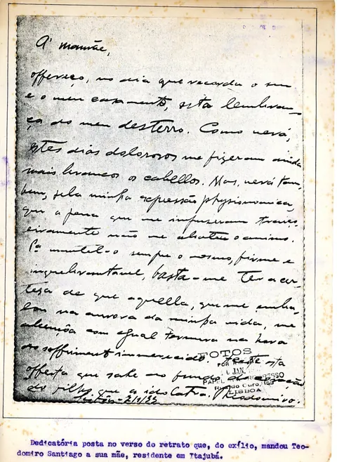 Dedicatória posta no verso do retrato que, do exílio, mandou Theodomiro Santiago à sua mãe, residente em Itajubá