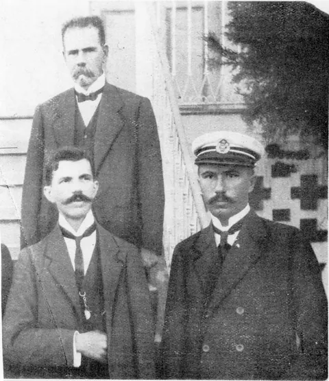 Três homens
