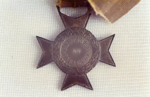 Medalha conferida à Joaquim Lopes Guimarães, por sua participação na campanha da Guerra do Paraguai, ainda no Brasil Imperial. Remonta a década de 1870, após o fim do conflito.