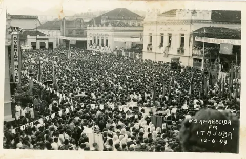 Imagem de nossa Senhora Aparecida em Itajubá na Praça Wenceslau Braz