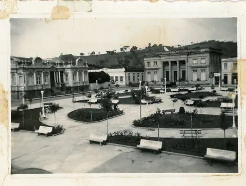 Praça Cesário Alvim e Clube Itajubense