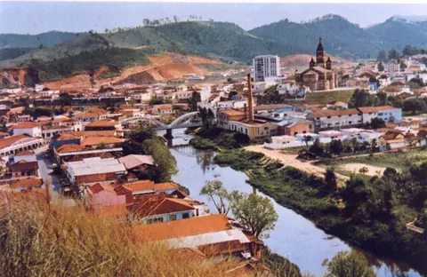 Vista parcial, da ponte do mercado, mercado municipal, parte de tráz da fábrica de doces Vera Cruz