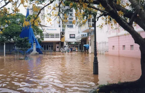 Praça do Relógio e casa Wenceslau Braz (enchente de 2000)