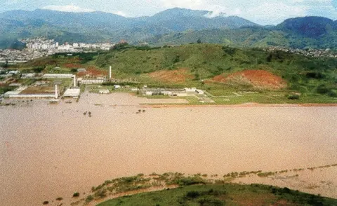 Vista aérea da Helibrás (enchente de 2000)