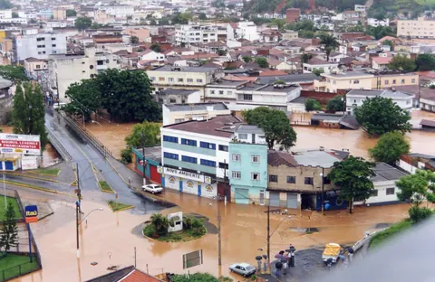 Praça do Banco Itaú, indo para o mercado (enchente de 2000)