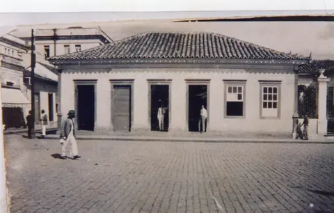 Salão Japonês, casa de diversão do negociante José de Almeida Cunha Júnior, no início do século XX e no dia 22/05/1903 houve a primeira exibição cinematográfica em Itajubá