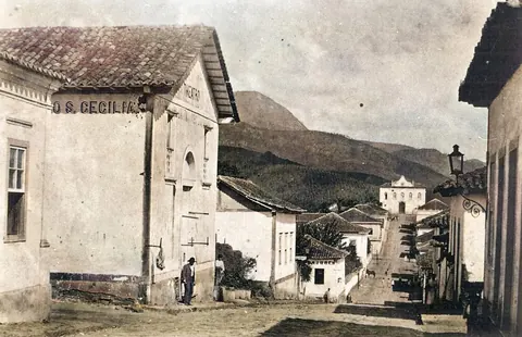 Teatro Santa Cecília, e a Matriz ao fundo